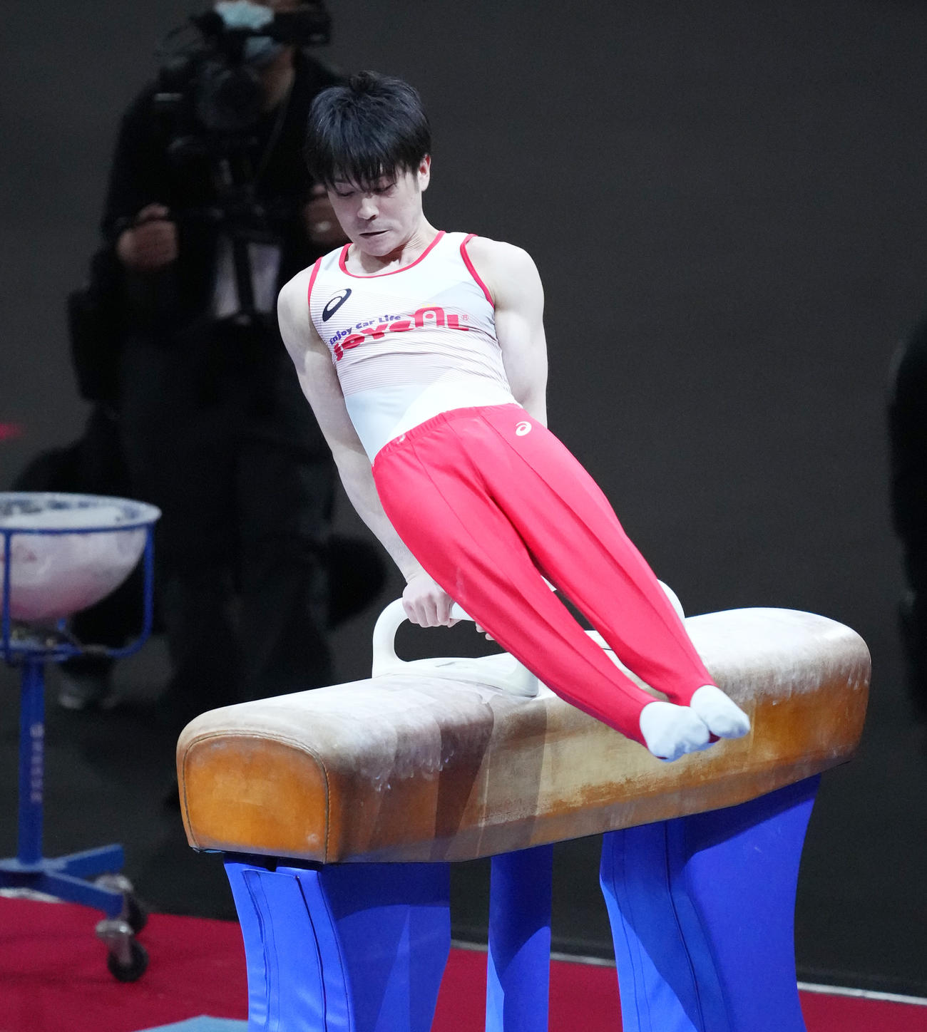 「KOHEI UCHIMURA THE FINAL」であん馬の演技をする内村（撮影・菅敏）