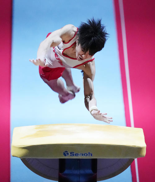 「KOHEI UCHIMURA THE FINAL」で跳馬の演技をする内村（撮影・菅敏）