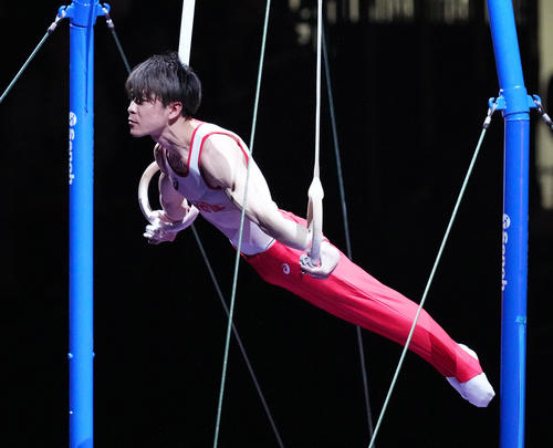 「KOHEI UCHIMURA THE FINAL」でつり輪の演技をする内村（撮影・菅敏）