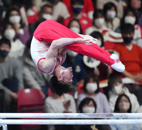 「KOHEI UCHIMURA THE FINAL」で平行棒の演技をする内村（撮影・菅敏）