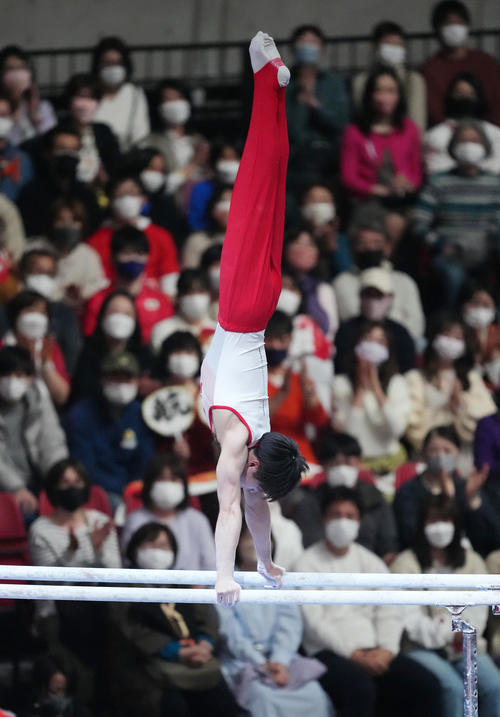 「KOHEI UCHIMURA THE FINAL」で平行棒の演技をする内村（撮影・菅敏）
