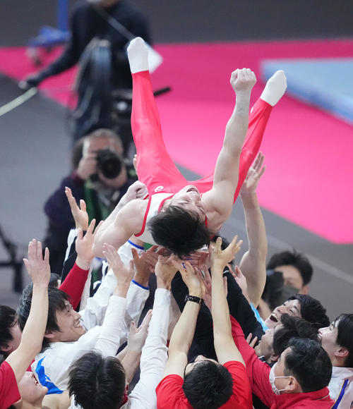 「KOHEI UCHIMURA THE FINAL」を終え、胴上げされる内村（撮影・菅敏）