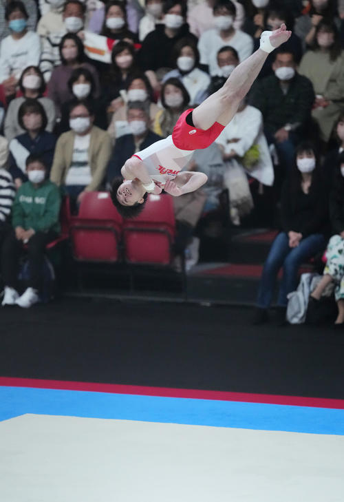 「KOHEI UCHIMURA THE FINAL」で床の演技をする内村（撮影・菅敏）