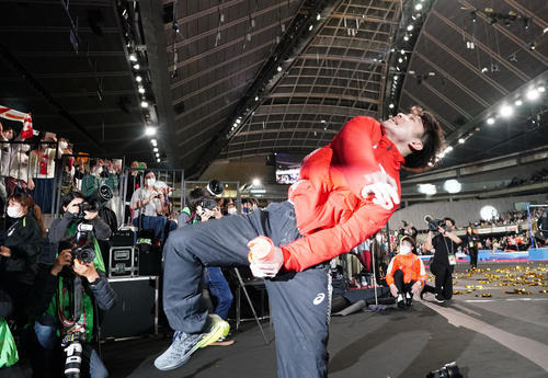 「KOHEI UCHIMURA THE FINAL」のフィナーレでスタンドに記念品を投げ込む内村（撮影・菅敏）