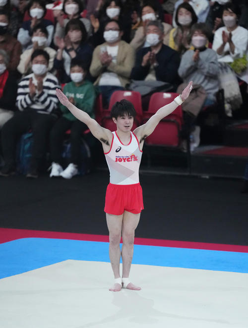 「KOHEI UCHIMURA THE FINAL」で床の演技をフィニッシュする内村（撮影・菅敏）