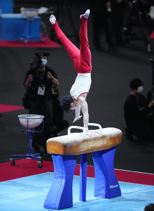 「KOHEI UCHIMURA THE FINAL」であん馬の演技をする内村（撮影・菅敏）