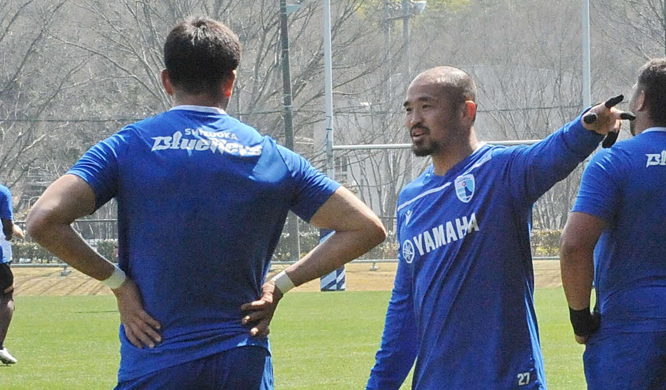 若手と戦術を確認する静岡ブルーレヴズの矢富勇（右）