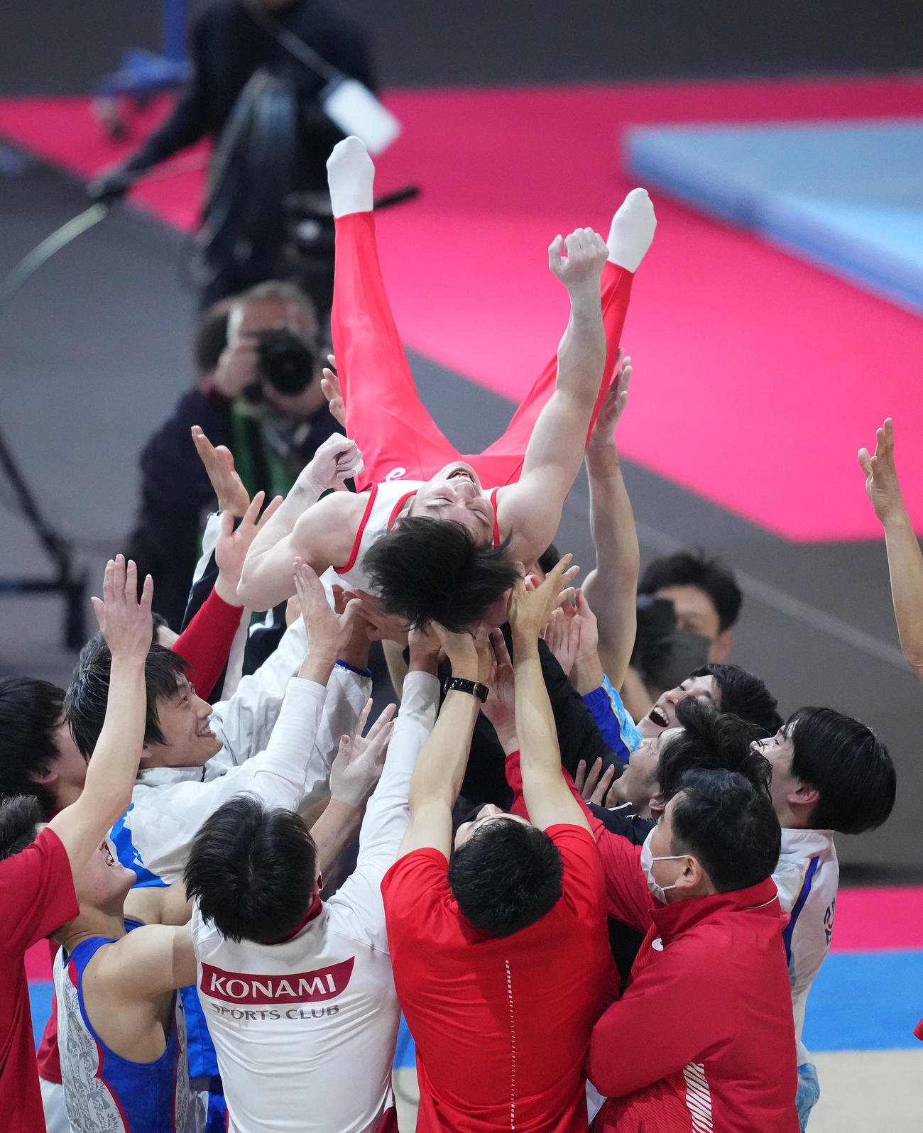 「KOHEI UCHIMURA THE FINAL」を終え、胴上げされる内村（撮影・菅敏）