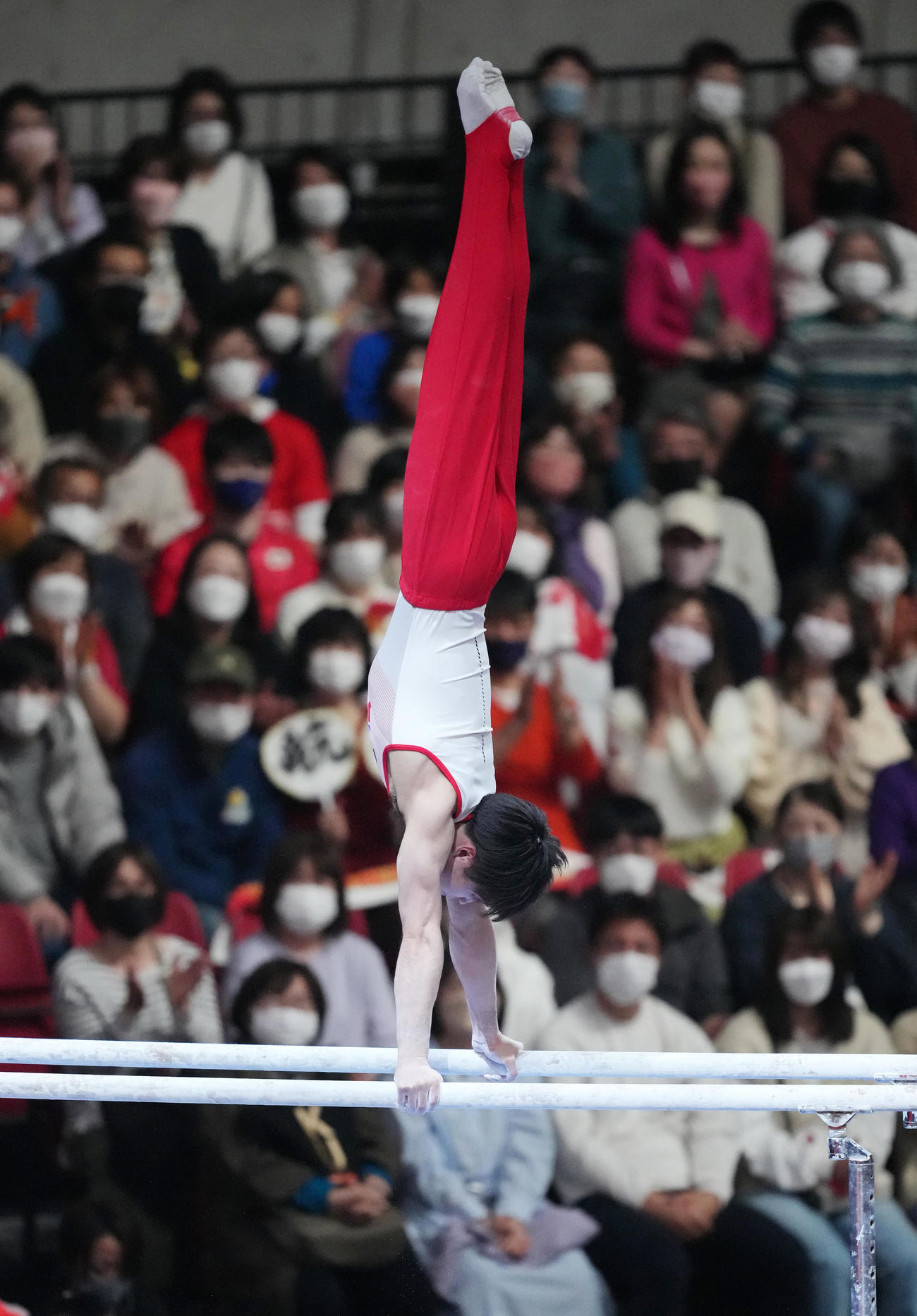 「KOHEI UCHIMURA THE FINAL」で平行棒の演技をする内村（撮影・菅敏）