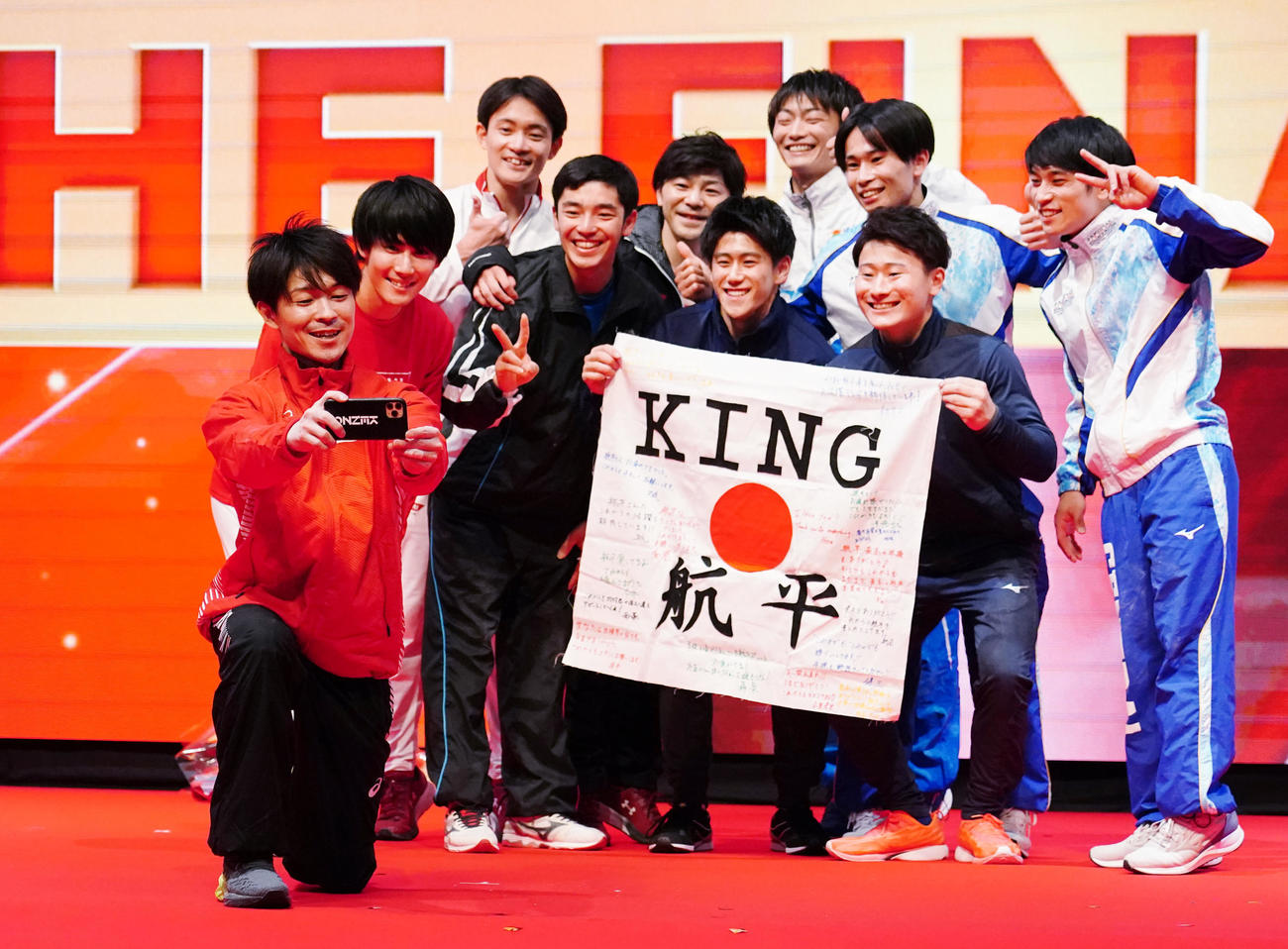 「KOHEI UCHIMURA THE FINAL」のフィナーレで出場選手たちと記念写真に納まる内村（左端）（撮影・菅敏）