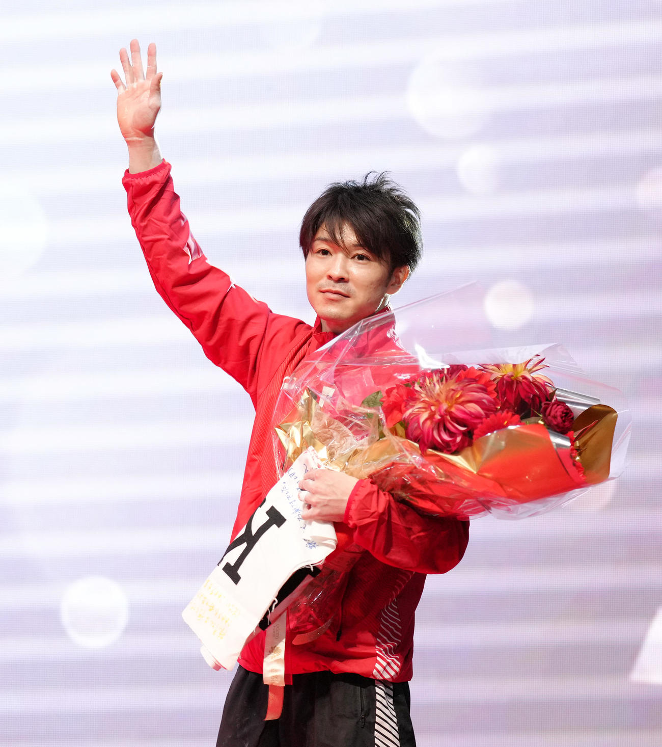 「KOHEI UCHIMURA THE FINAL」のフィナーレでファンに手を振り会場を後にする内村（撮影・菅敏）