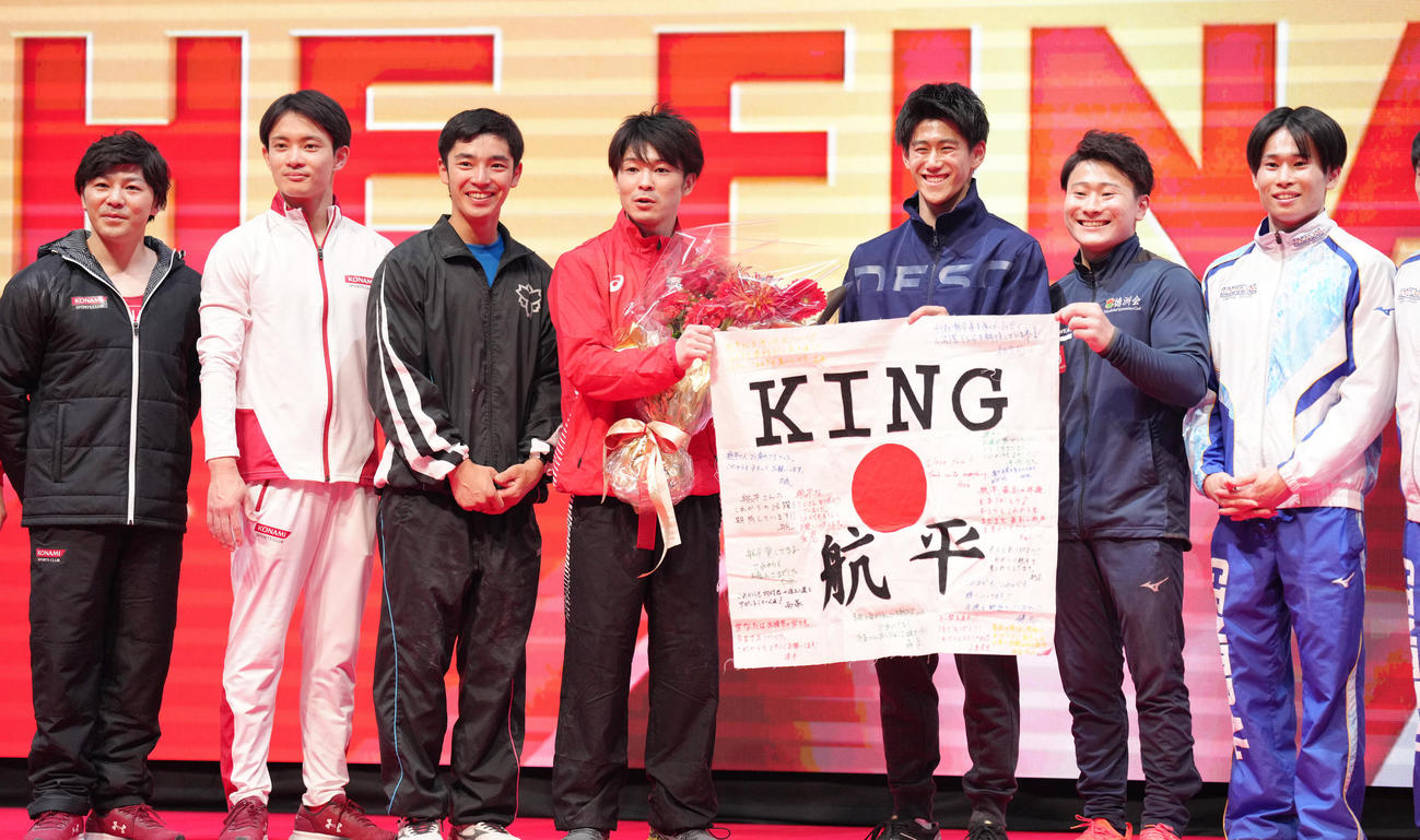 「KOHEI UCHIMURA THE FINAL」のフィナーレで記念写真に納まる内村（左から4人目）（撮影・菅敏）