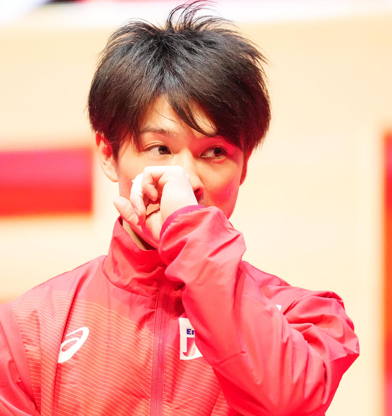 「KOHEI UCHIMURA THE FINAL」のフィナーレで仲間たちからのメッセージを聞く内村（撮影・菅敏）