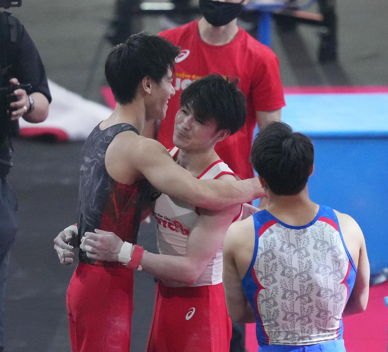「KOHEI UCHIMURA THE FINAL」で全ての演技を終え、橋本（左）と抱き合う内村（撮影・菅敏）