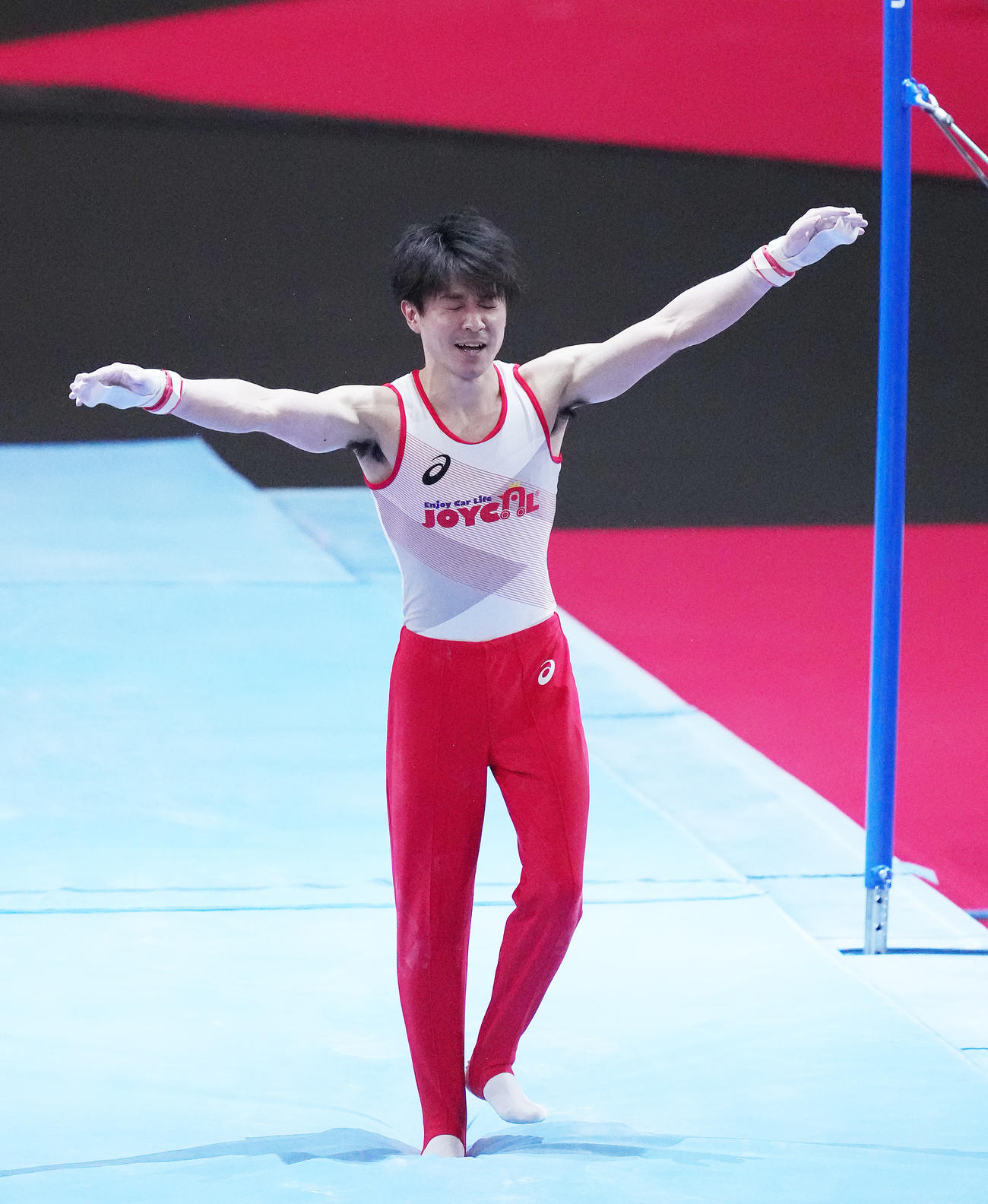 「KOHEI UCHIMURA THE FINAL」で最後の種目の鉄棒を終え、浮かない表情を見せる内村（撮影・菅敏）