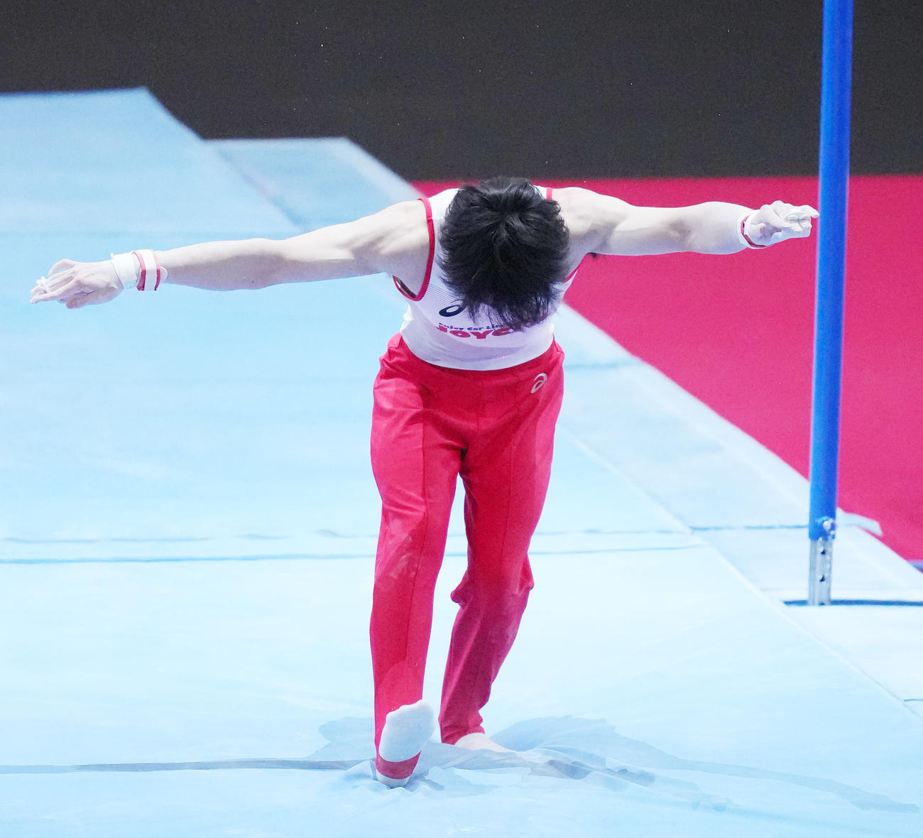 「KOHEI UCHIMURA THE FINAL」の鉄棒で着地した際に体勢を崩す内村（撮影・菅敏）