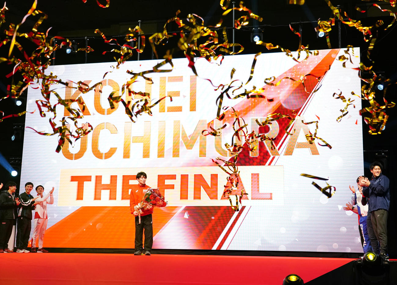 「KOHEI UCHIMURA THE FINAL」のフィナーレで宙に舞う金のテープを前にする内村（撮影・菅敏）