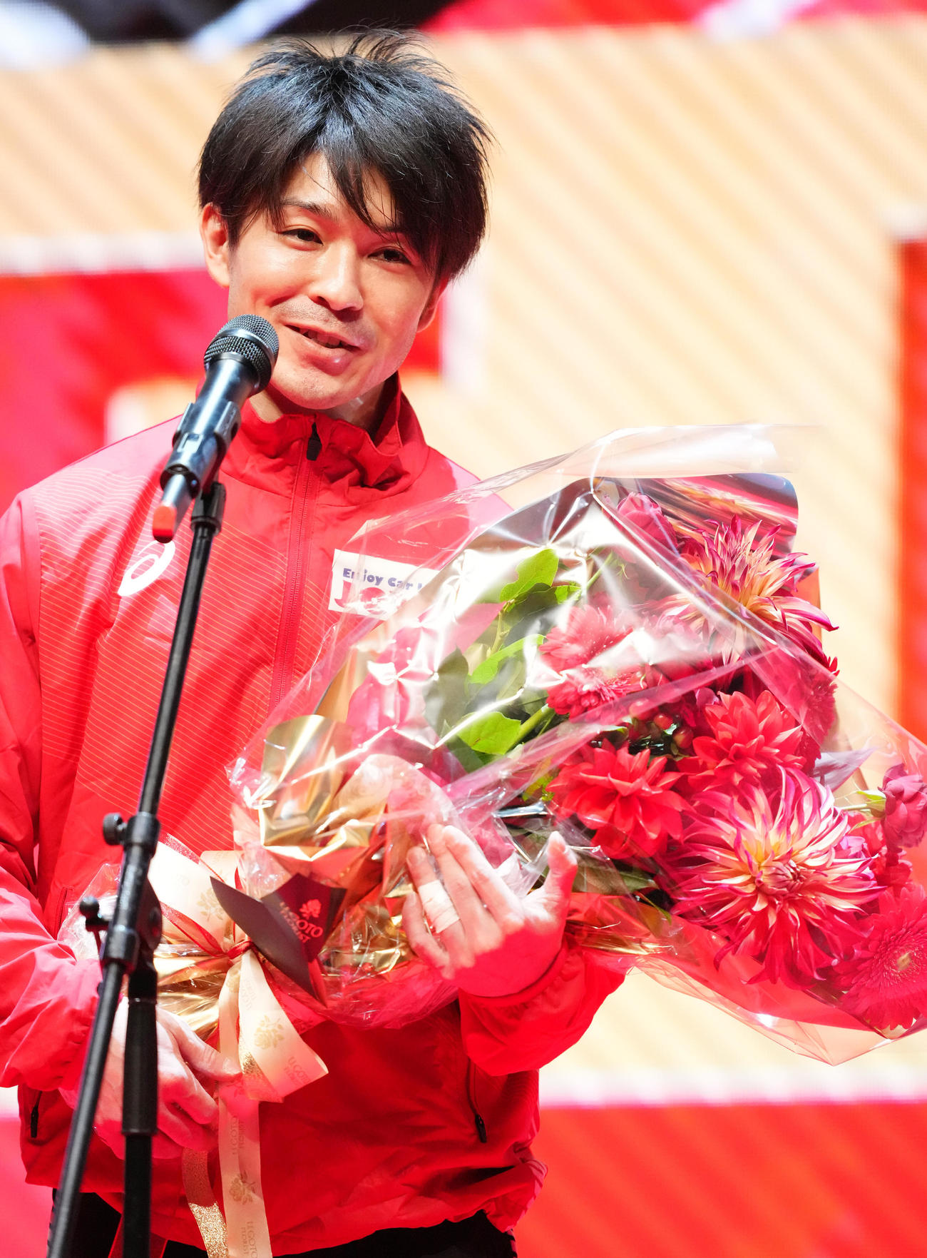 「KOHEI UCHIMURA THE FINAL」のフィナーレであいさつする内村（撮影・菅敏）