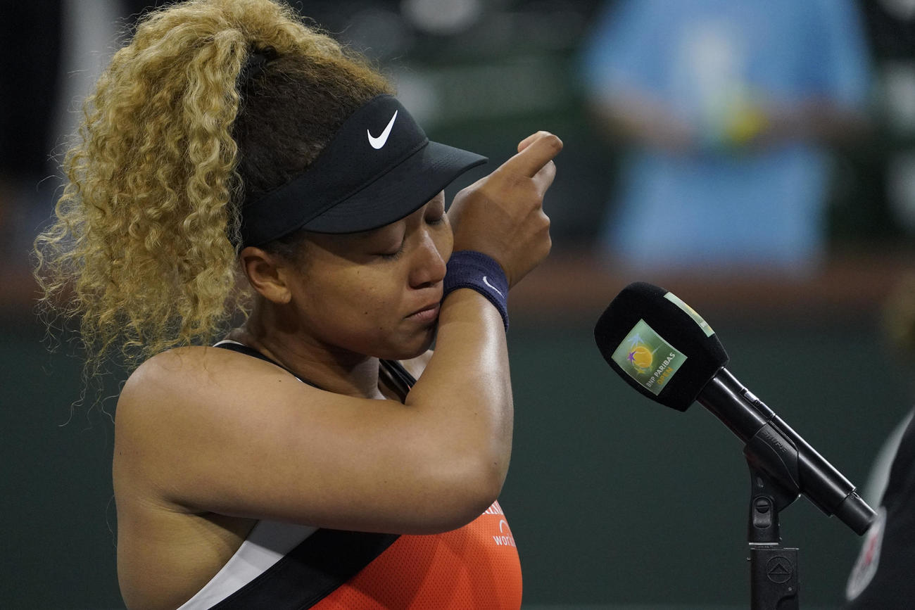 BNPパリバ・オープン2回戦、涙を流しながらインタビューを受ける大坂（AP）