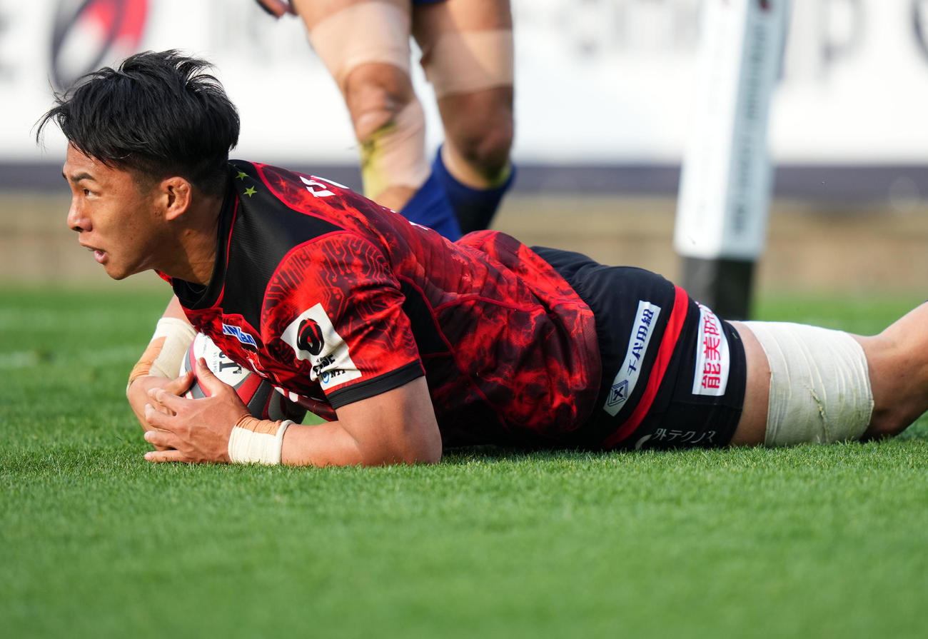 BL東京対東葛　後半、BL東京フランカー・マット・トッドのヒールキックでのパスを受けトライを決めるNO8徳永（撮影・横山健太）