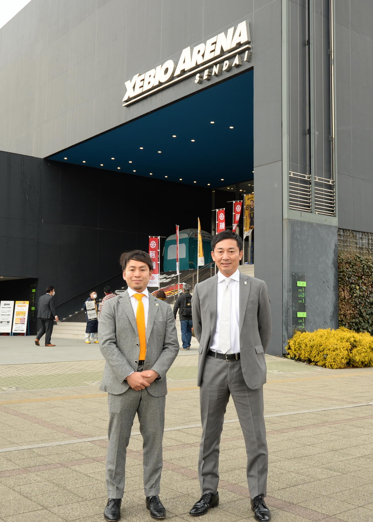 ゼビオアリーナ仙台を訪れたBリーグ島田チェアマン（右）と志村社長