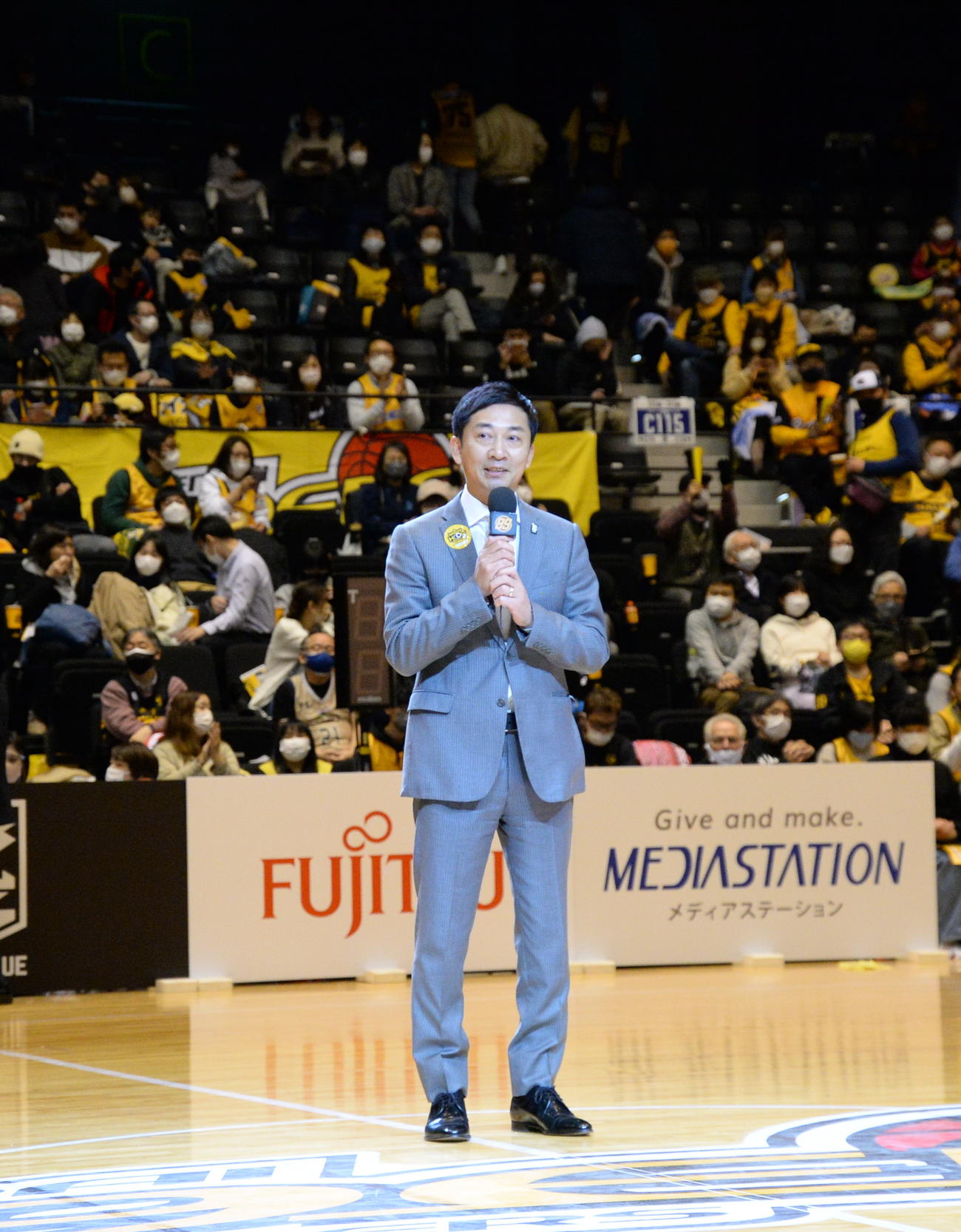 ハーフタイムに、B2仙台のブースターに挨拶するBリーグチェアマン・島田氏（撮影・濱本神威）