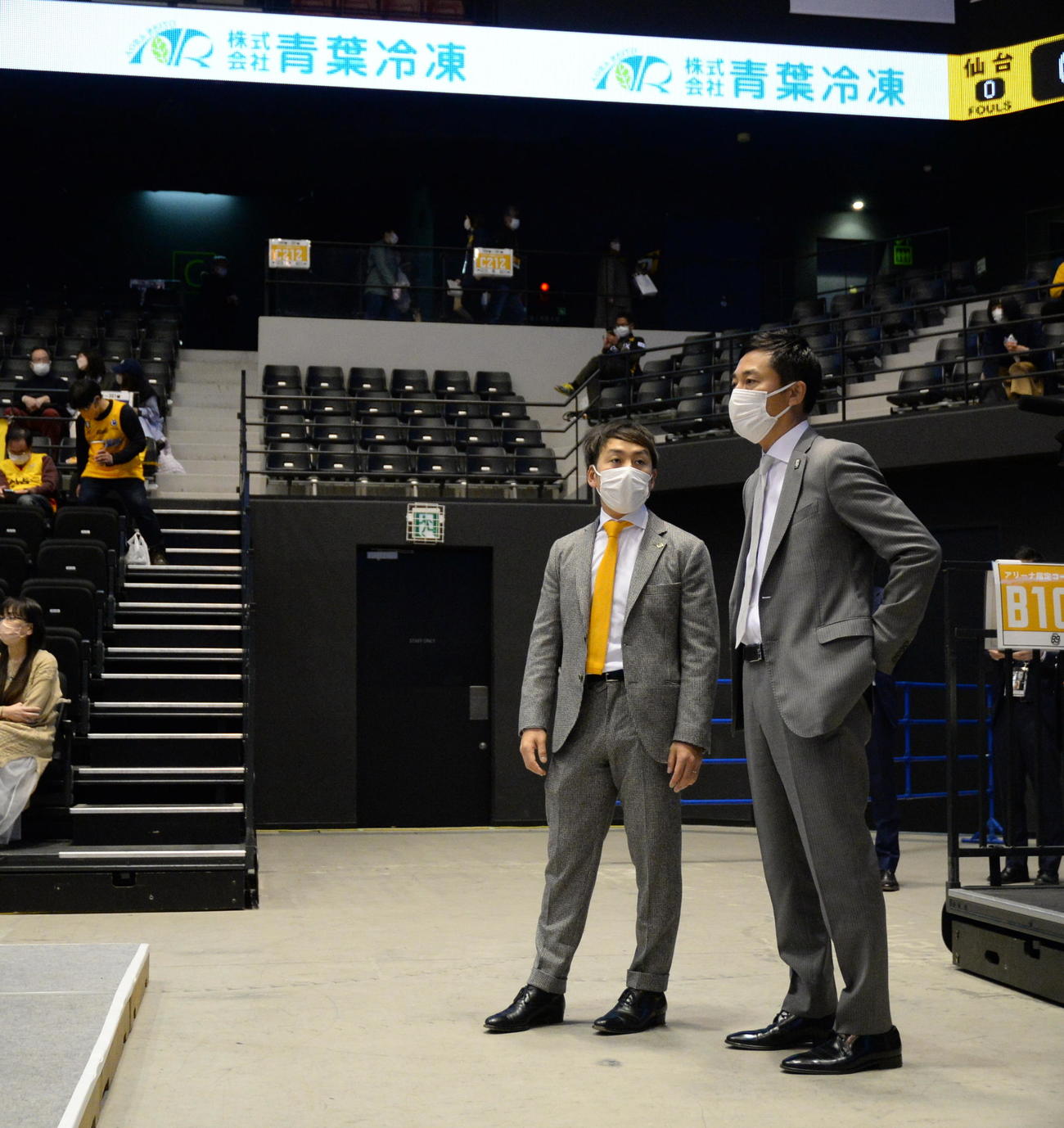 ゼビオアリーナ仙台を視察するBリーグチェアマン・島田氏（右）と仙台89ERS・志村社長（撮影・濱本神威）