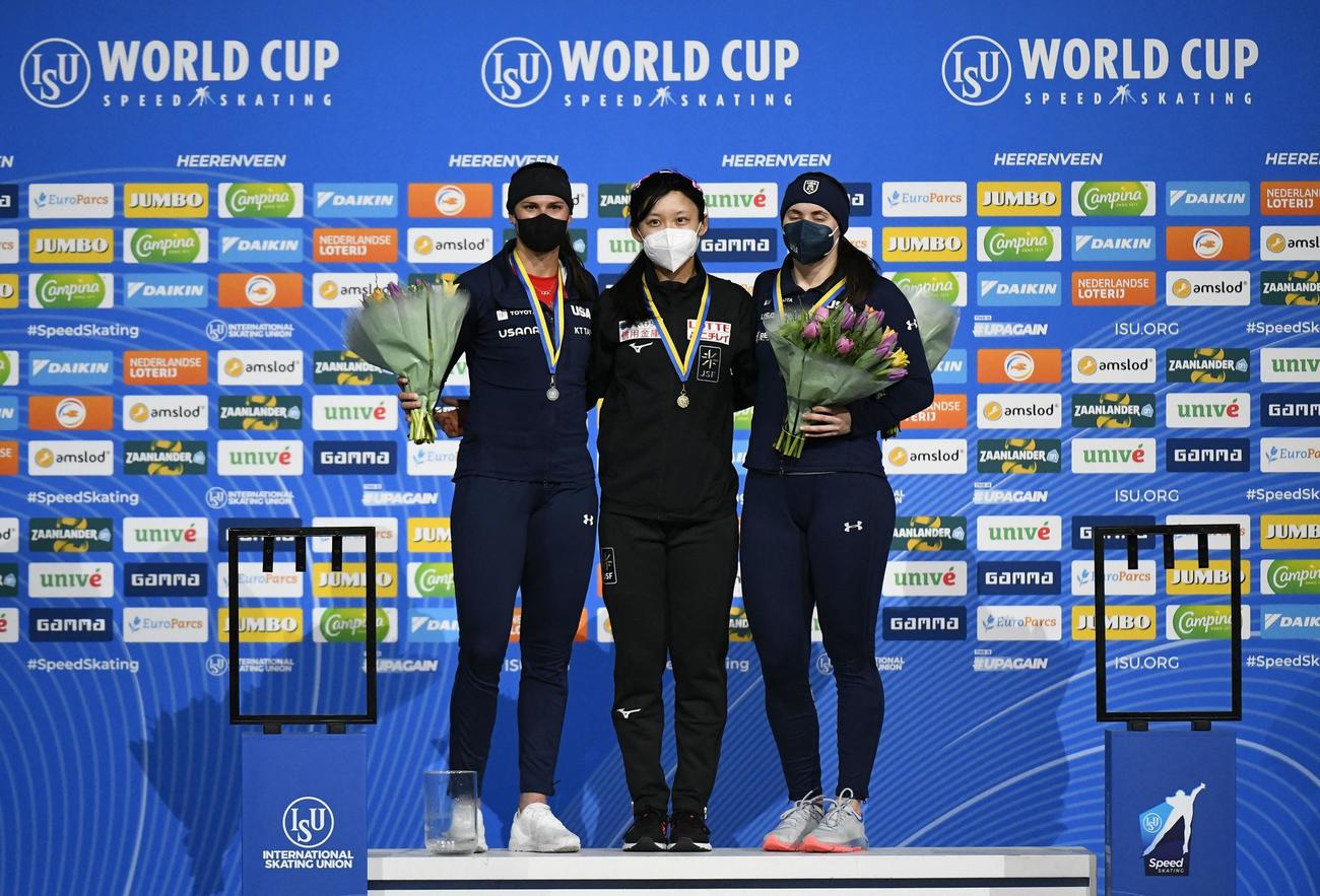 W杯女子1000メートル最終戦で優勝した高木美帆（中央）（ロイター）