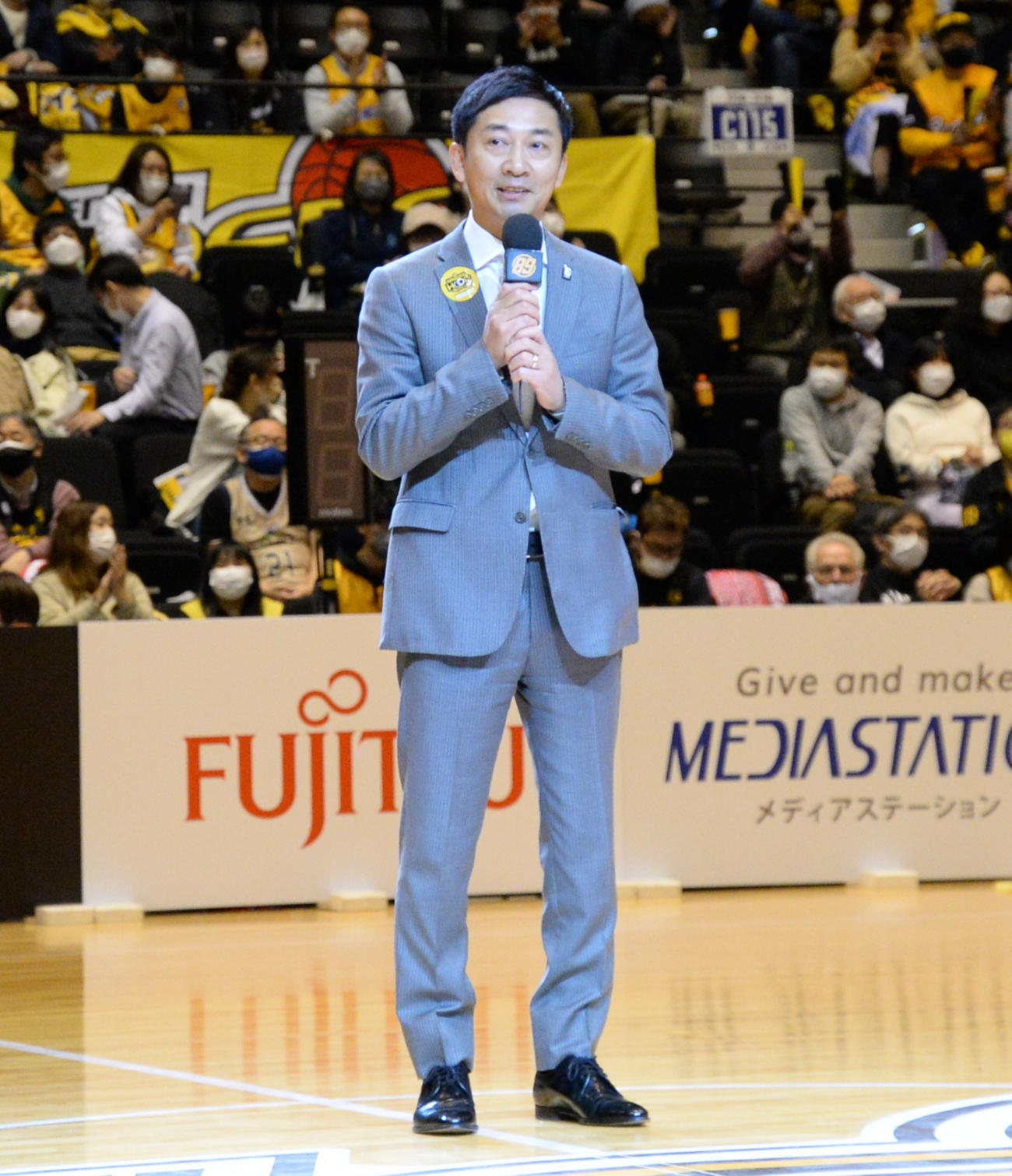 ハーフタイムに、B2仙台のブースターに挨拶するBリーグチェアマン・島田氏（撮影・濱本神威）