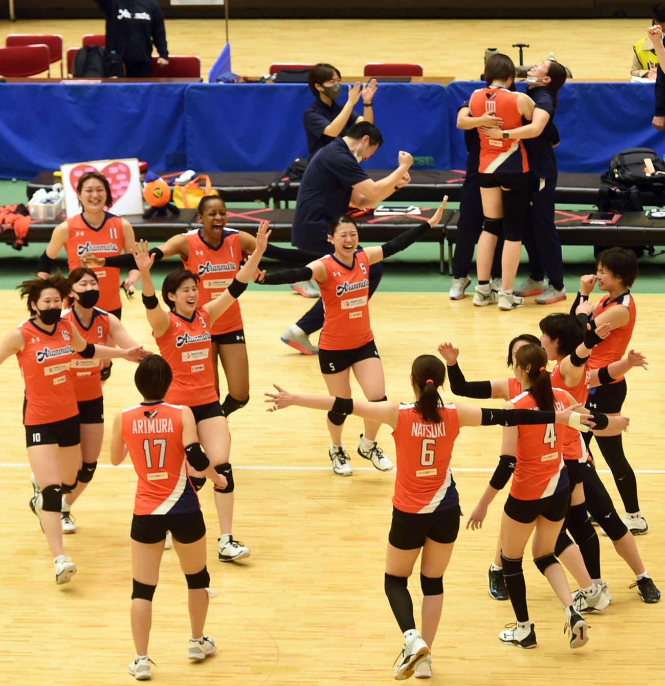 群馬銀行に勝利し、歓喜の輪をつくるアランマーレ山形