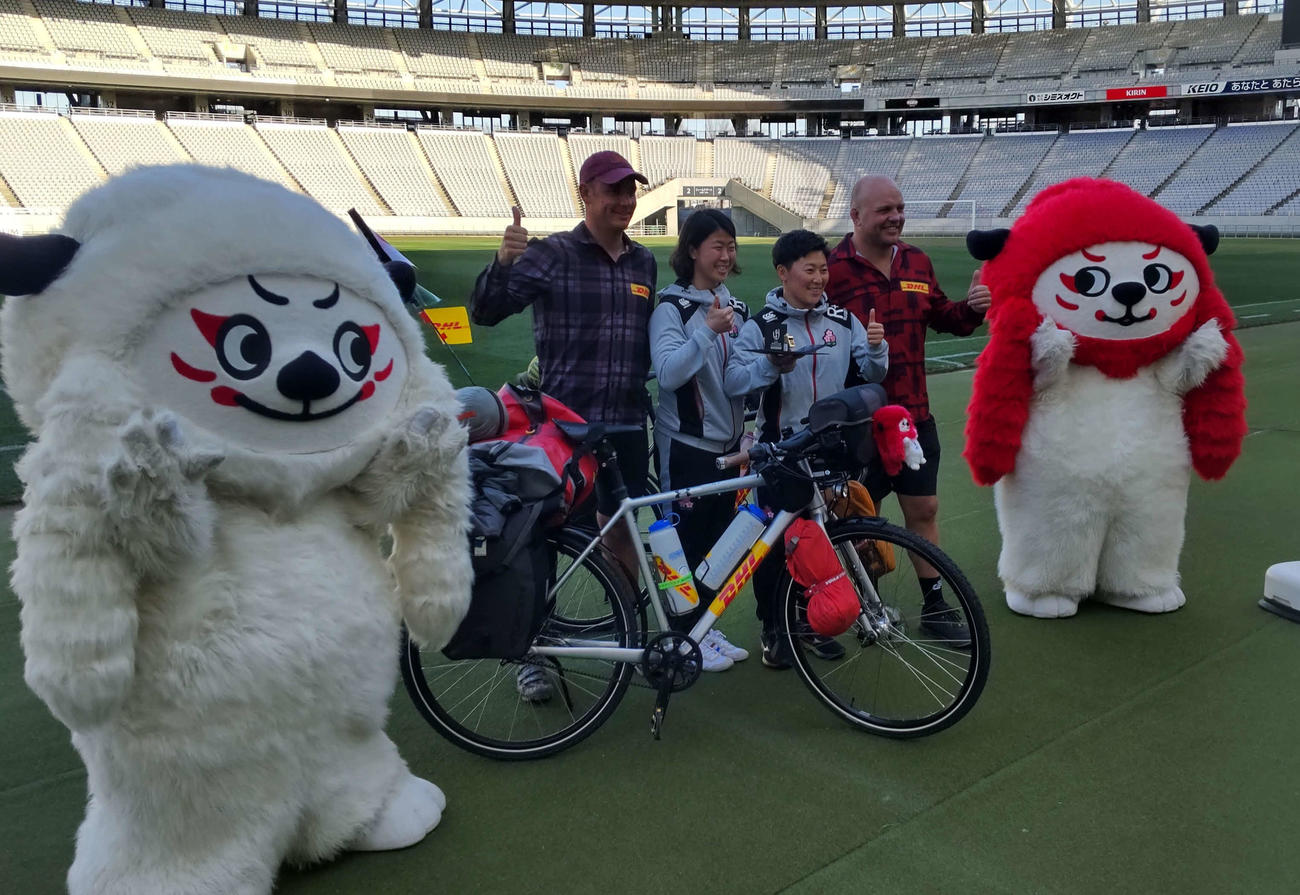 ラグビー女子ワールドカップ（W杯）ニュージーランド大会で使うホイッスルを自転車で届けるチャリティーレースの出発式（撮影・平山連）