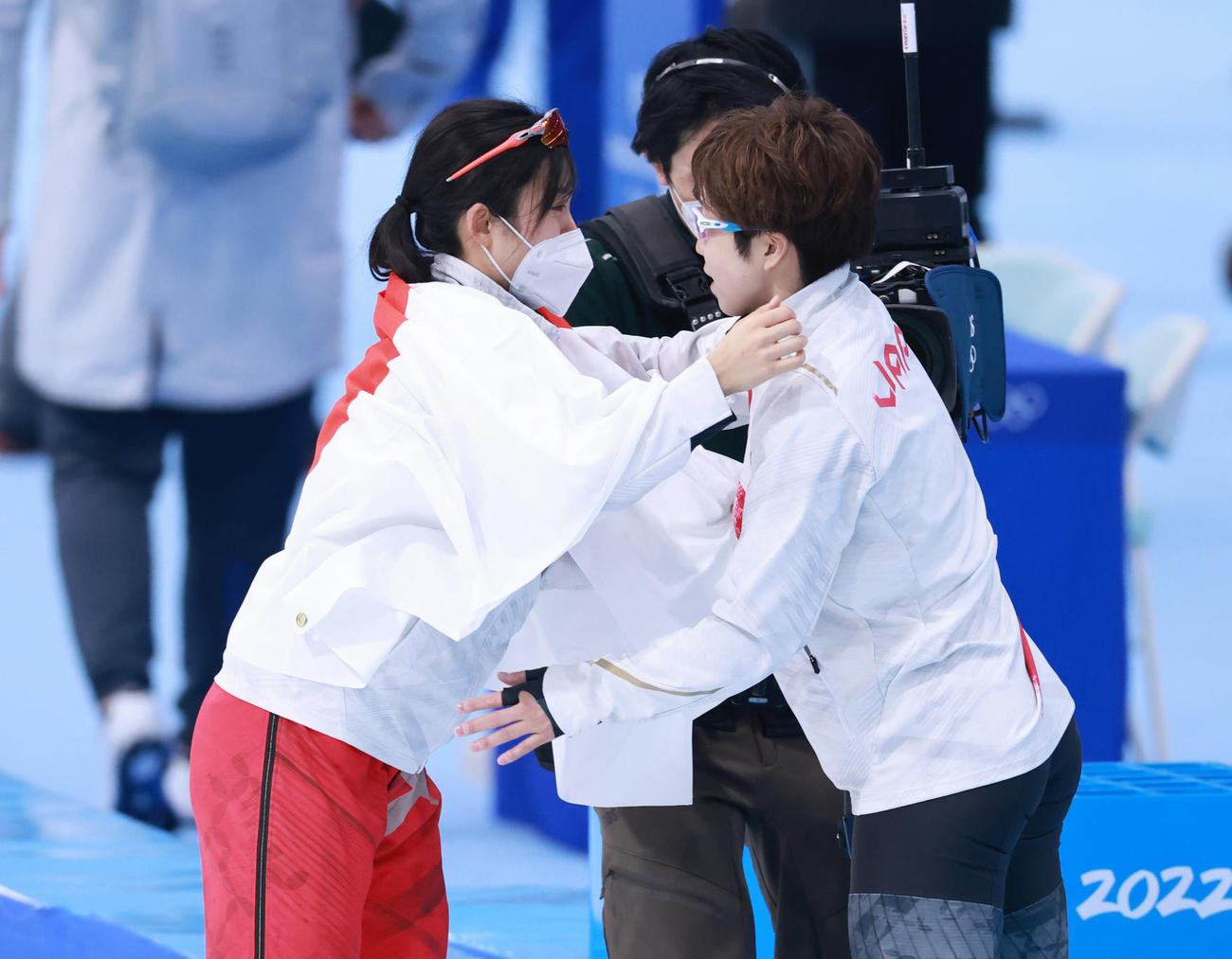 北京五輪女子1000メートル決勝、五輪新記録で金メダルに輝いた高木美帆（左）は小平奈緒から祝福される（2022年2月17日撮影）