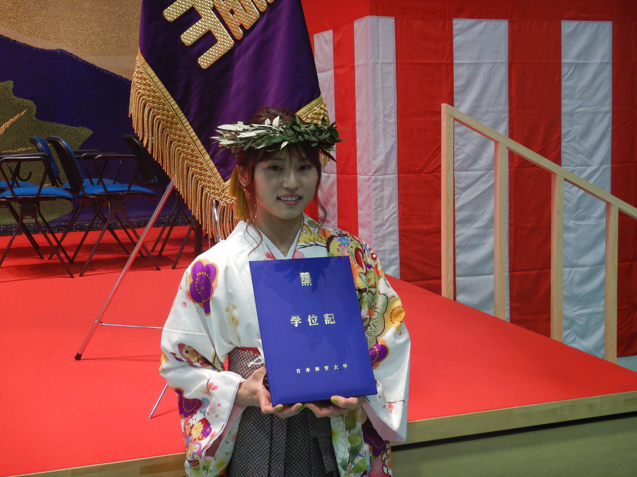 色鮮やかなはかま姿で日体大の卒業式に出席した東京五輪フェンシング女子フルーレ代表の東晟良（撮影・平山連）
