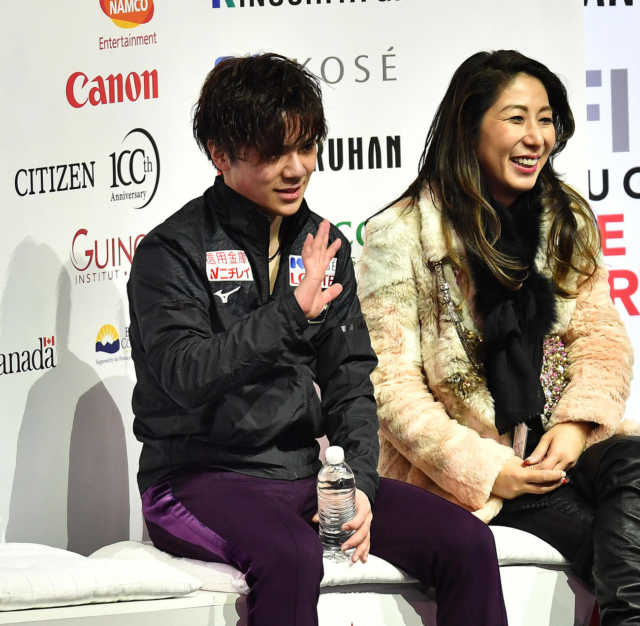 男子SPの演技を終え、キス・アンド・クライで手を振る宇野昌磨。右は樋口美穂子コーチ（2018年12月6日撮影）