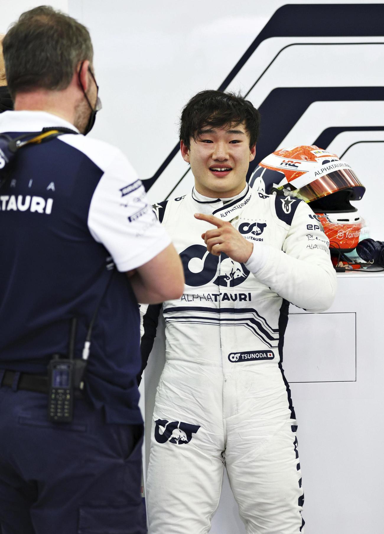 11日、バーレーンのサーキットで、スタッフと談笑する角田裕毅（ゲッティ＝共同）