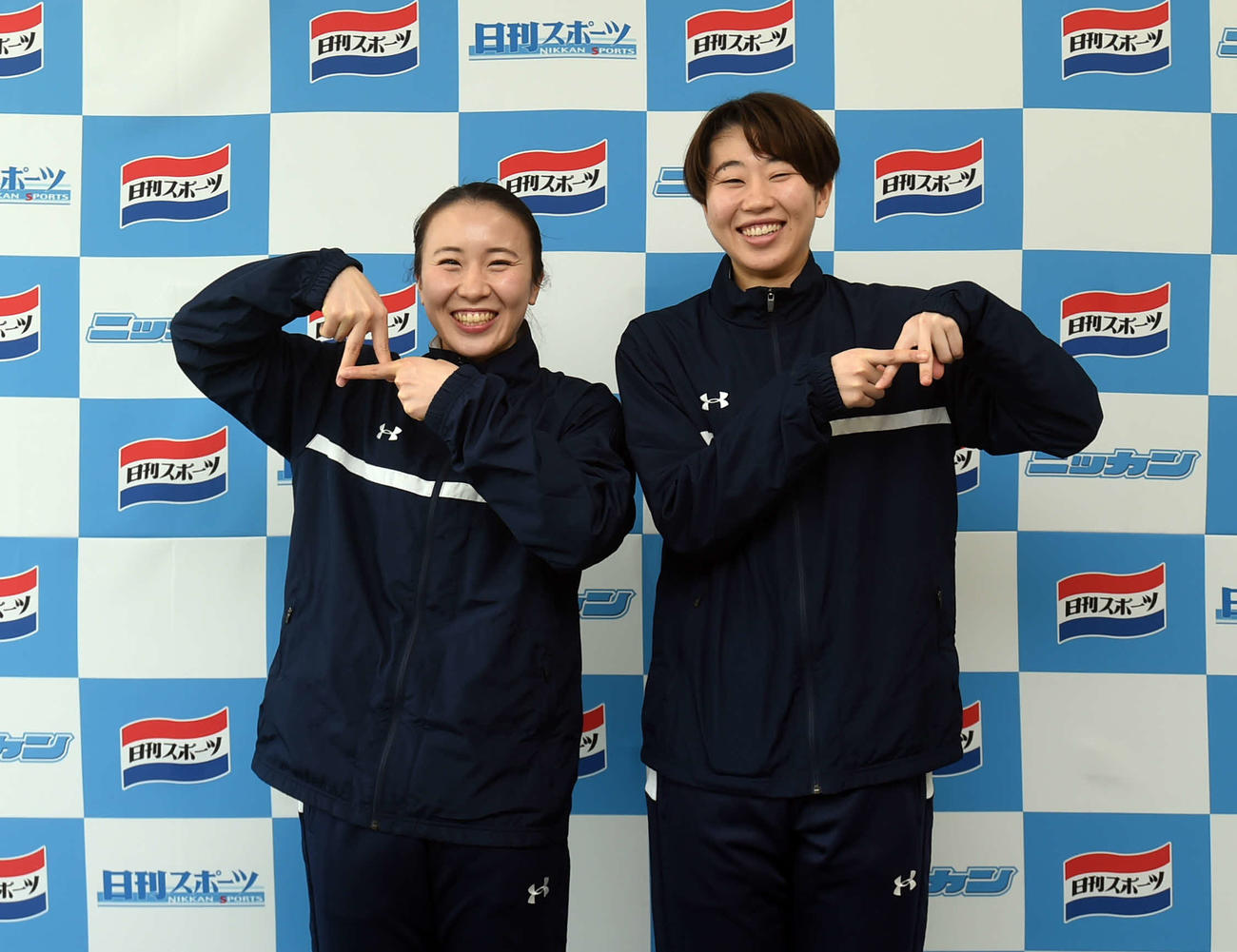 日刊スポーツ本社を訪問したアランマーレ秋田・平松（左）と河瀬（撮影・相沢孔志）
