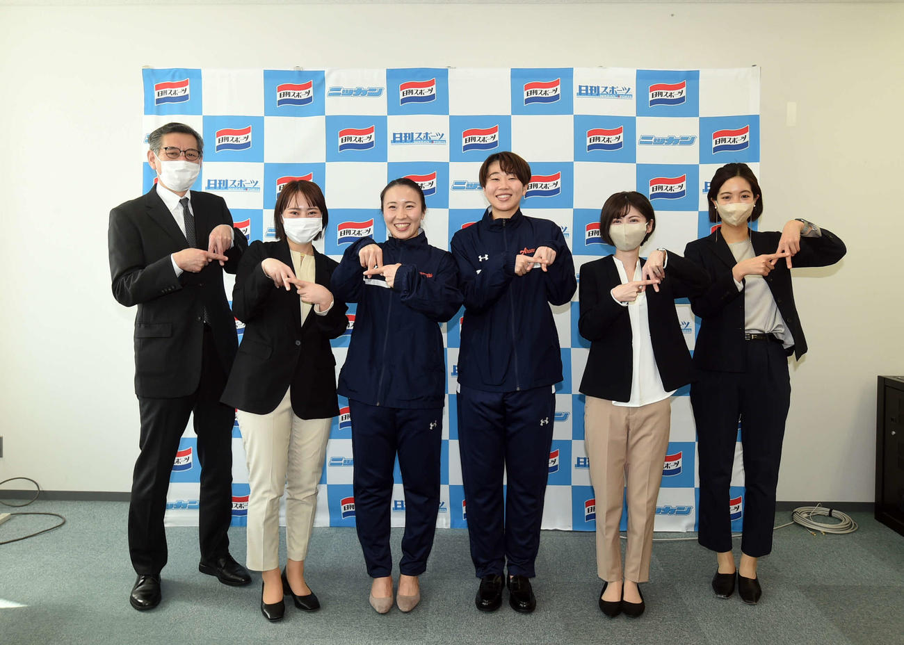 日刊スポーツ本社を訪問したアランマーレ秋田のチーム関係者。左から2人おいて平松、河瀬（撮影・相沢孔志）