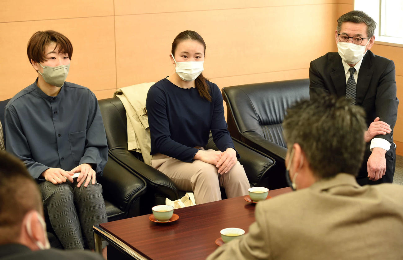 日刊スポーツ本社を訪問したアランマーレ秋田・河瀬（左）と平松（撮影・相沢孔志）