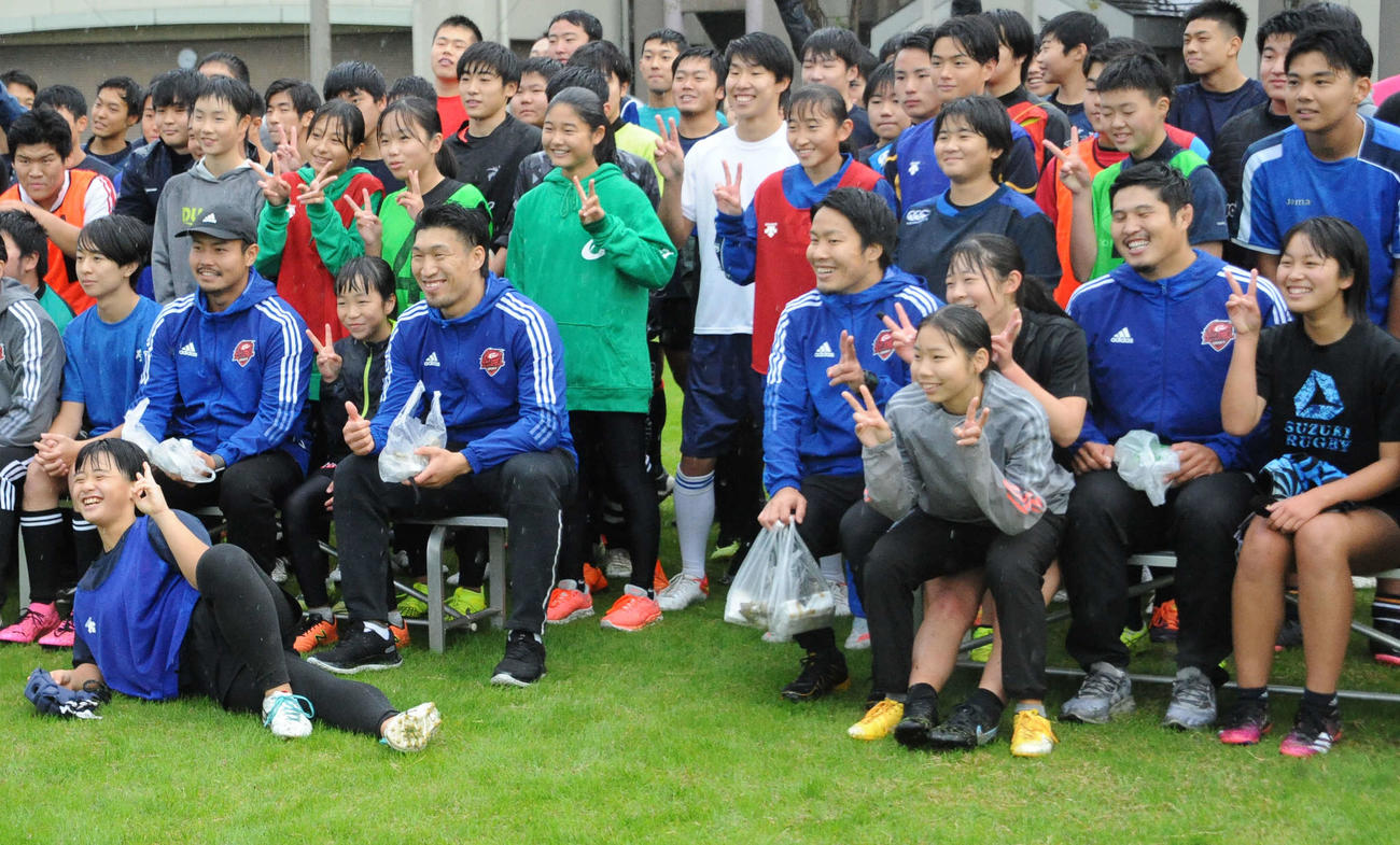 新潟で中学、高校生を指導したラグビー「リーグワン」のNTTドコモのメンバー。イス着席右から2人目が原山、1人置いて茂野、李、1人置いて川向