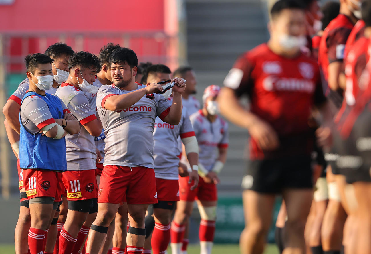 3月12日の横浜戦で敗れ悔しげな表情を見せる大阪の選手たち