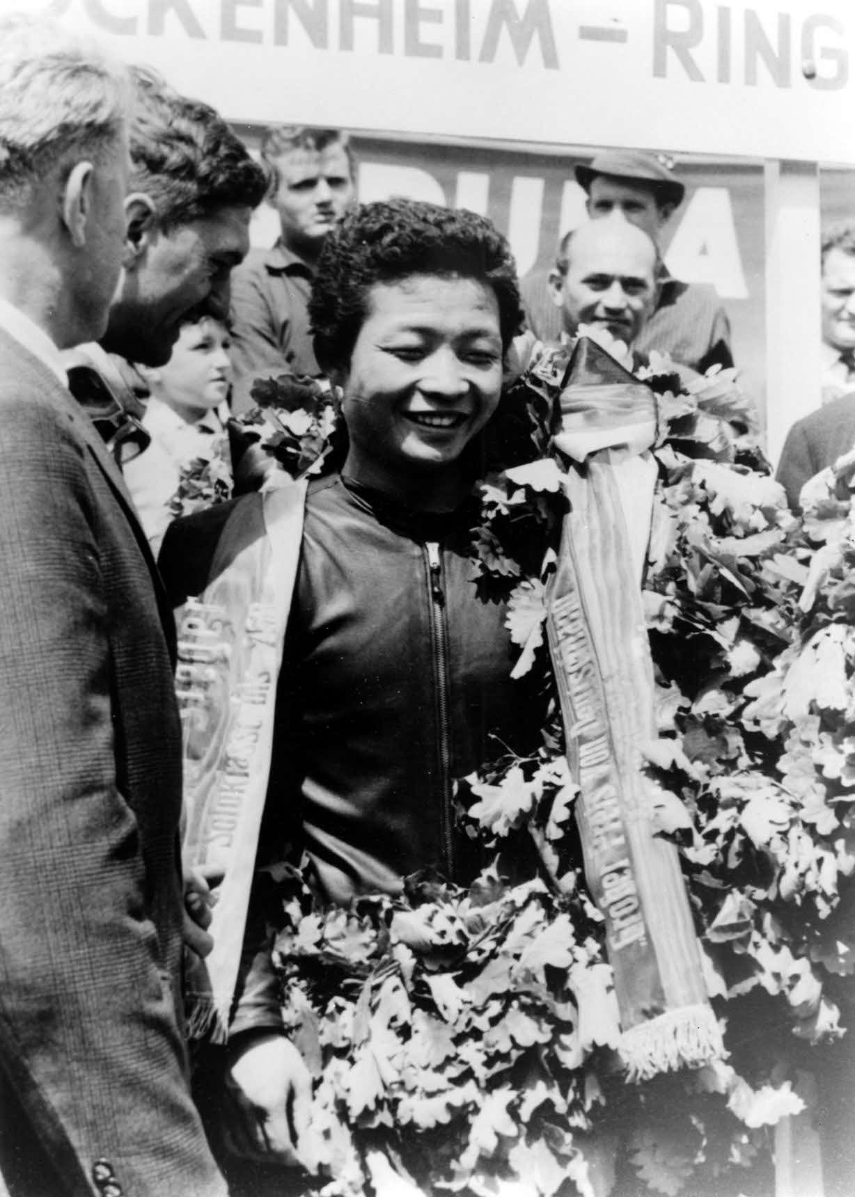 1961年のオートバイ世界選手権シリーズ、西ドイツGPの250ccクラスで優勝した高橋国光さん（ホンダ提供）（共同）