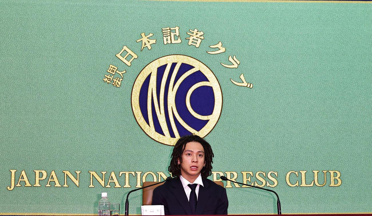 メダリスト会見を行う北京冬季五輪スノーボード男子HP金メダリスト平野歩夢（撮影・中島郁夫）