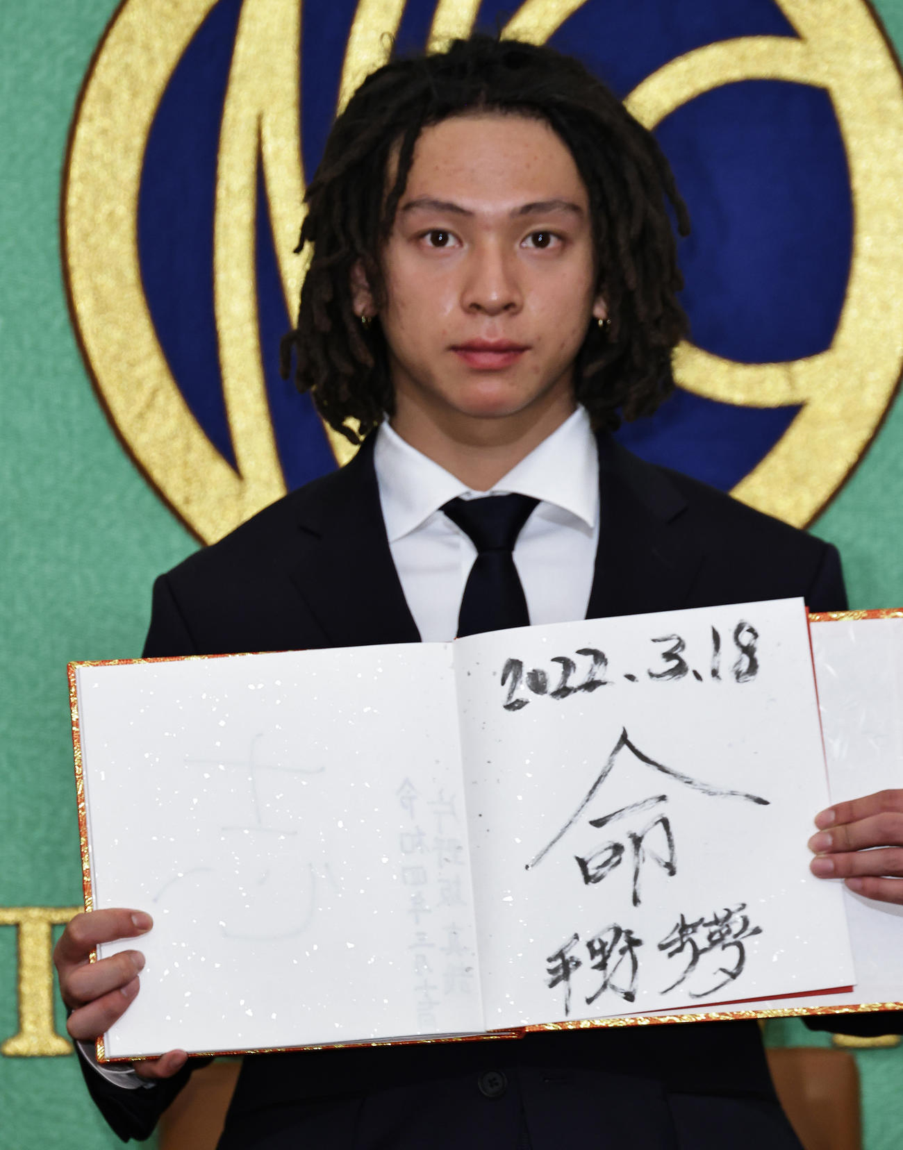 ゲストブックに記した「命」の1文字を披露する北京冬季五輪スノーボード男子HP金メダリスト平野歩夢（撮影・中島郁夫）