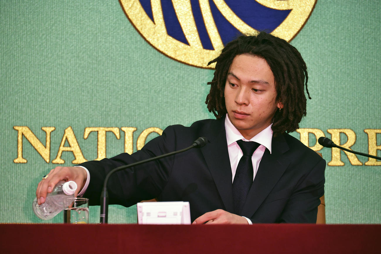 メダリスト会見を行う北京冬季五輪スノーボード男子HP金メダリスト平野歩夢（撮影・中島郁夫）