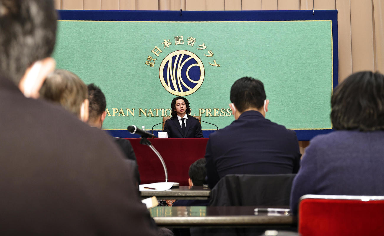 メダリスト会見を行う北京冬季五輪スノーボード男子HP金メダリスト平野歩夢（撮影・中島郁夫）