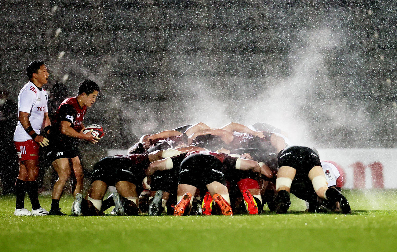 横浜対トヨタ　前半、気温4度の雨の中、スクラムを組む両チーム選手の体から湯気が立った（撮影・野上伸悟）