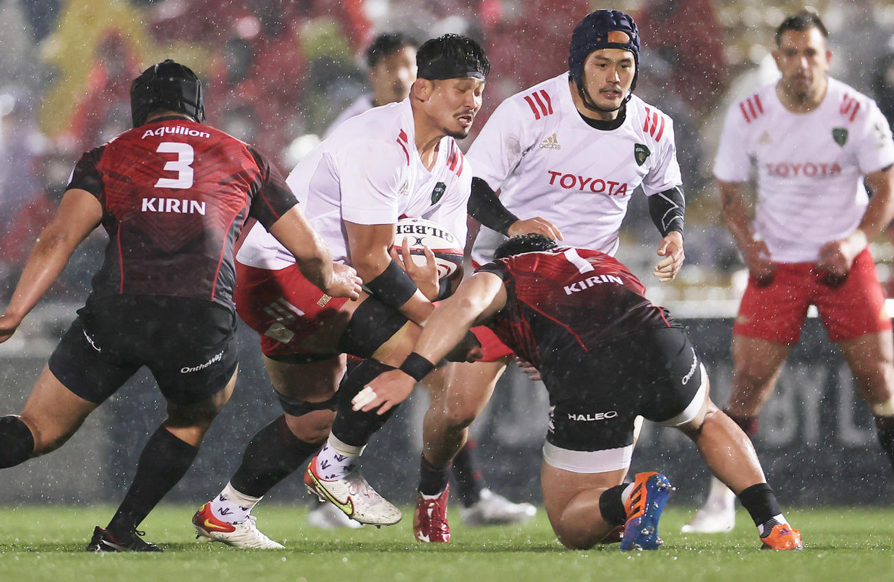 横浜対トヨタ　前半、突進するトヨタNO8姫野（撮影・野上伸悟）