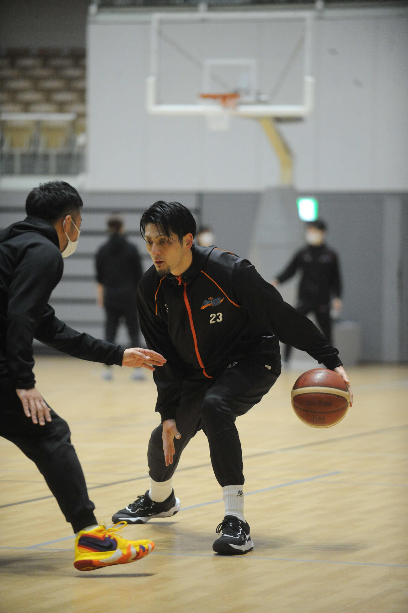 茨城戦に向け、動きをチェックする佐藤