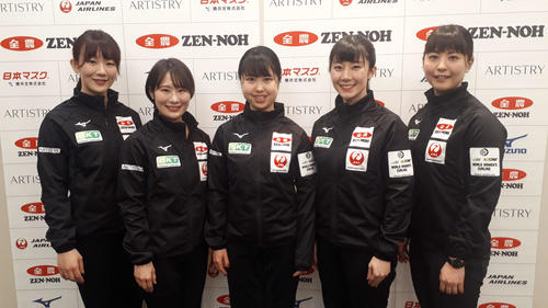 カーリング女子日本代表の中部電力の5選手。写真左からスキップ北沢、サード中嶋、セカンド鈴木、リード石郷岡、リザーブ松村(日本カーリング協会提供)