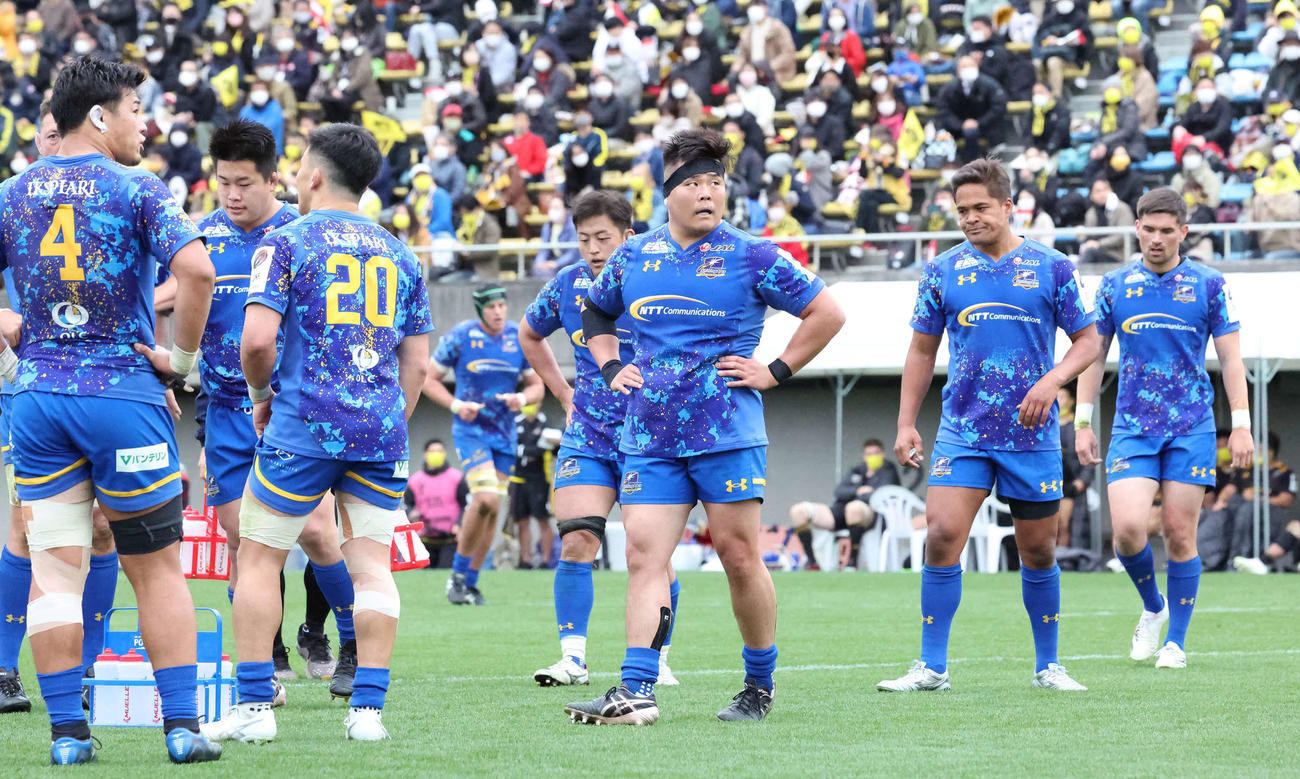 東京SG対浦安　東京SGに10トライを喫して、がっくりする浦安フィフティーン（撮影・丹羽敏通）